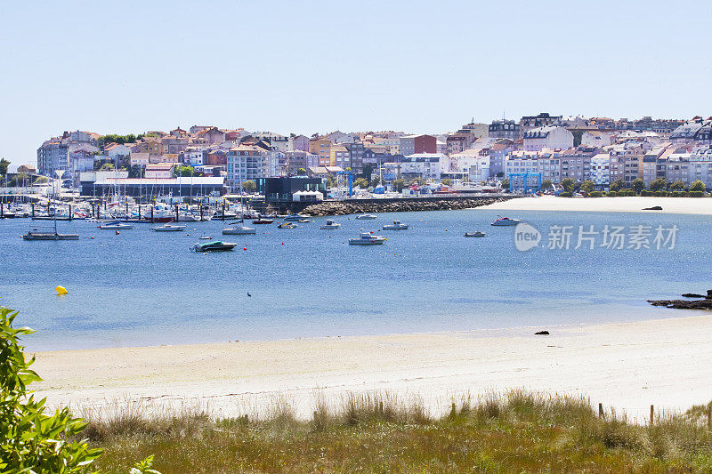 波尔塔海滩，Portonovo城镇景观和海港的背景Rías Baixas, Pontevedra省，加利西亚，西班牙。